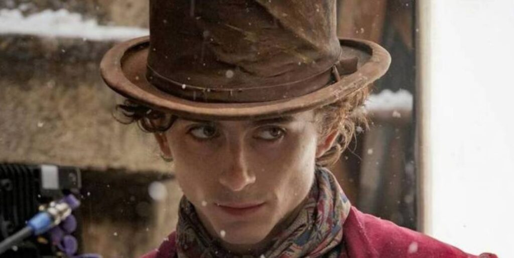 O novo filme “Wonka” apresenta Timothee Chalamet como o icônico Willy Wonka, explorando as origens antes da “Fantástica Fábrica de Chocolate”.