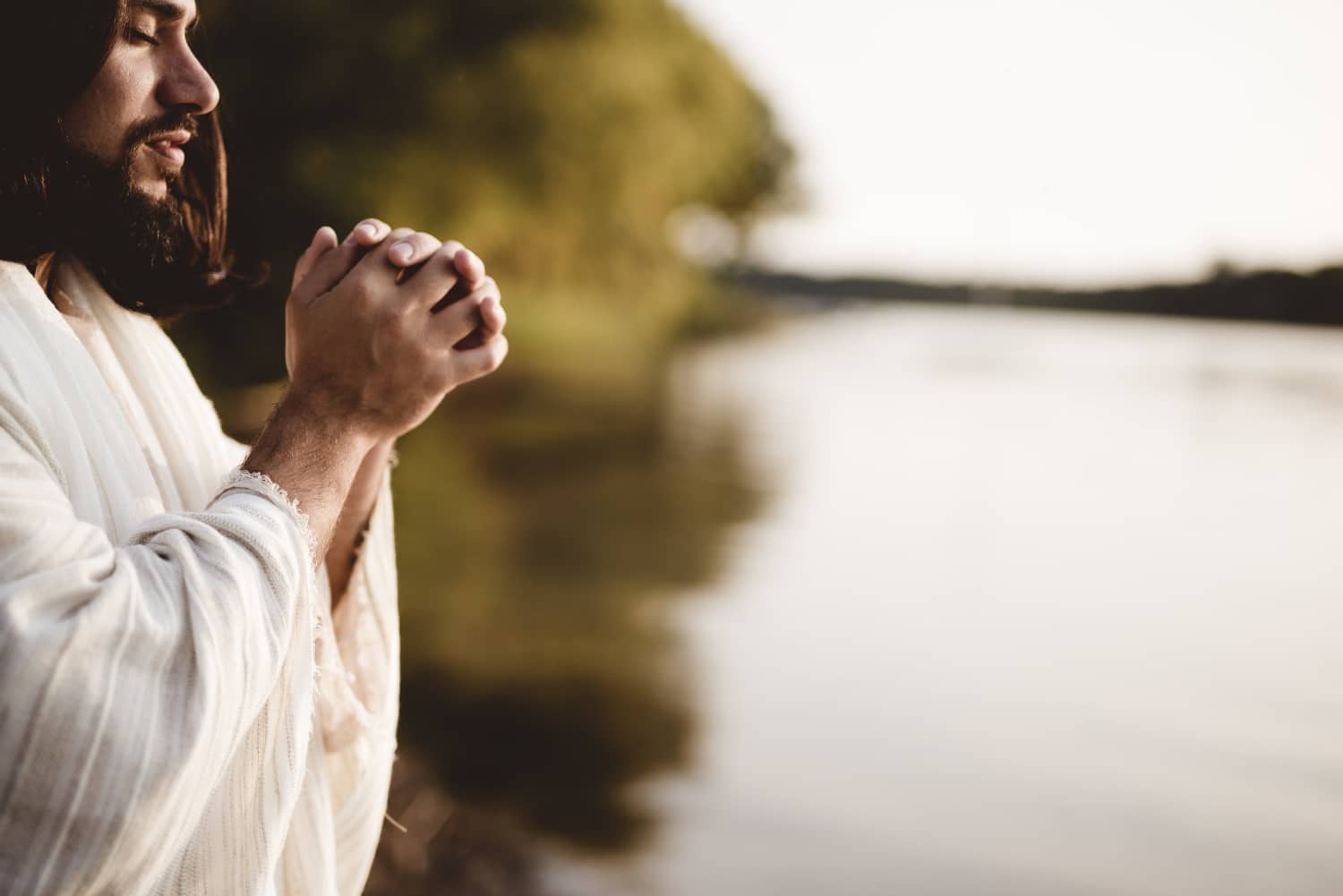 Hollywood revive temas religiosos, explorando fé, sacrifício e redenção em filmes que impactam bilheterias e crítica, reforçando a busca espiritual.