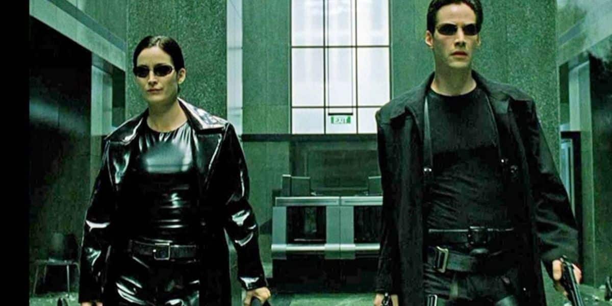 Explore sete filmes fundamentais para entender o fascinante subgênero cyberpunk, desde clássicos até animes icônicos.
