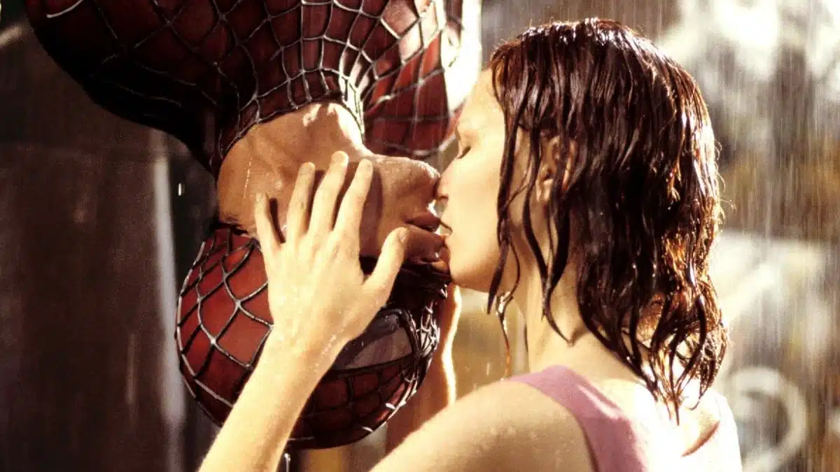 Descubra por que Kirsten Dunst se sentiu desconfortável nas filmagens de Homem-Aranha e sua luta por papéis mais significativos em Hollywood.