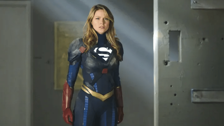 Os trajes da Supergirl: evolução estilosa ou crise fashion? Confira essa jornada de seus looks icônicos. Clique e explore agora!