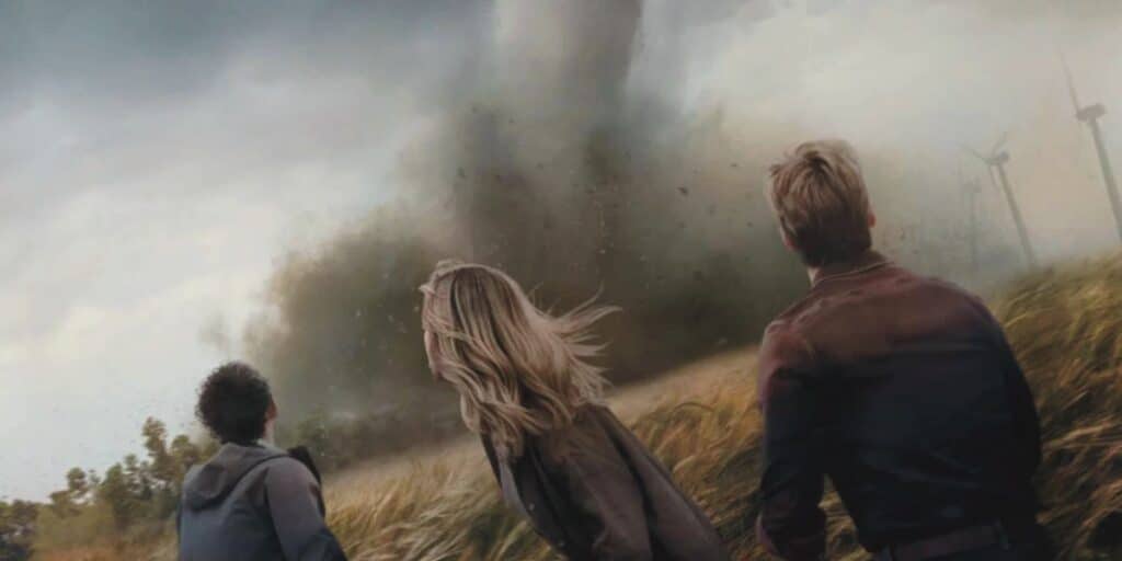 Assista ao novo trailer de Twisters com Glen Powell e Daisy Edgar-Jones caçando tornados devastadores.