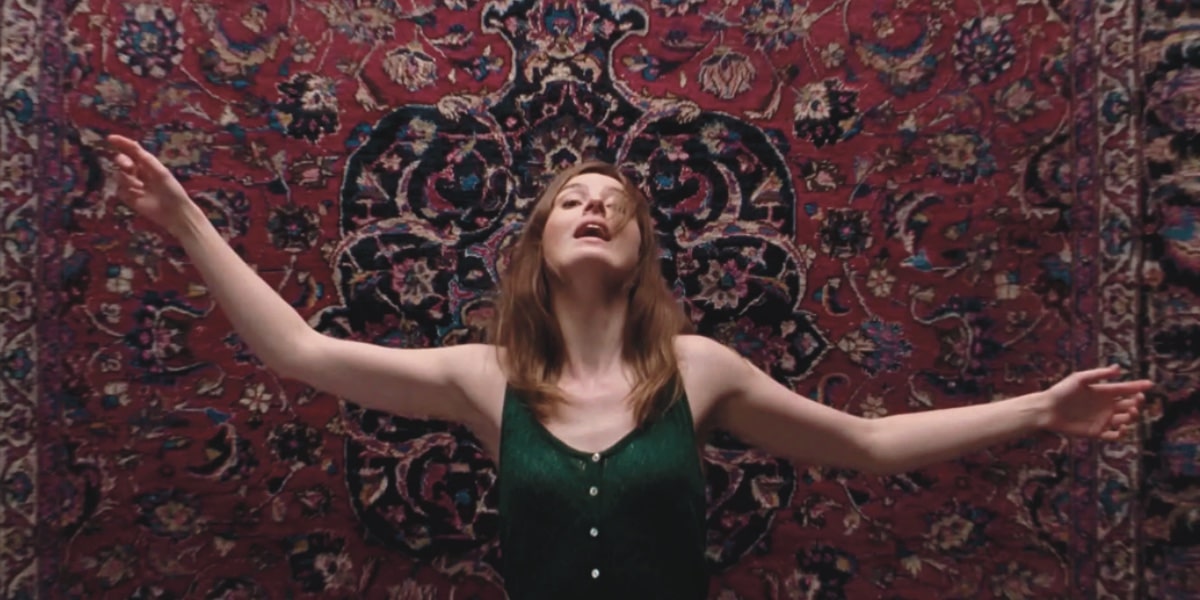 Dirigido por Joachim Trier, “A Pior Pessoa do Mundo” não recebeu o reconhecimento devido nos cinemas, mas agora pode ser redescoberto no Prime Video.